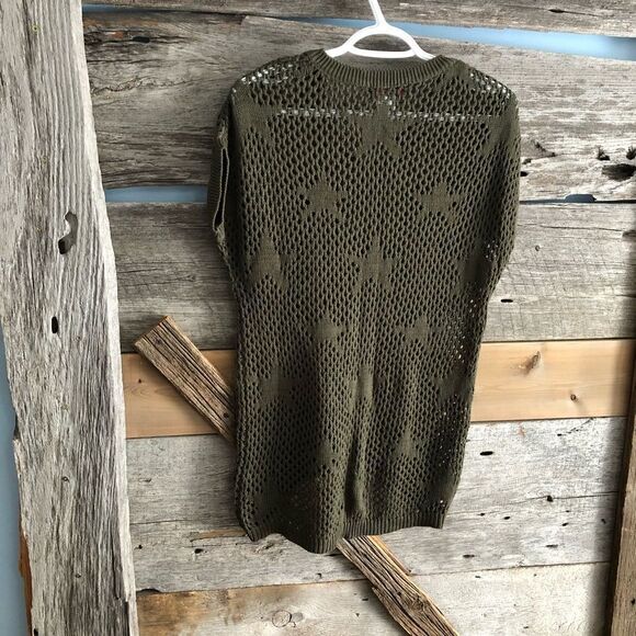 CANDY Couture size Med Olive, open weave, crochet star, short sleeve sweater - Picture 3 of 4